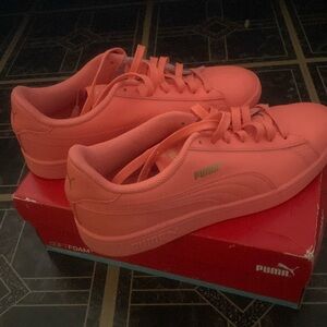 Men’s size 10 1/2 Puma Smash sneakers